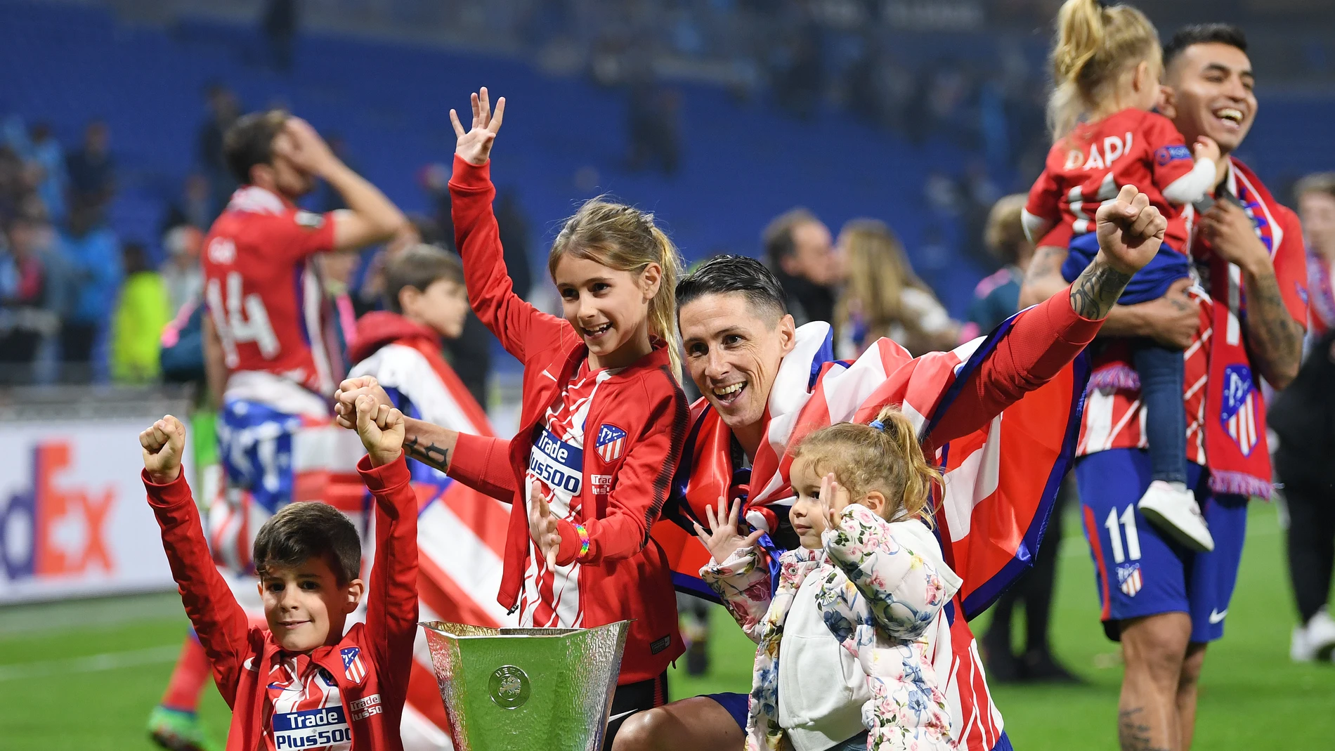 Torres, con sus hijos y el trofeo de la Europa League Torres, con sus hijos y el trofeo de la Europa League