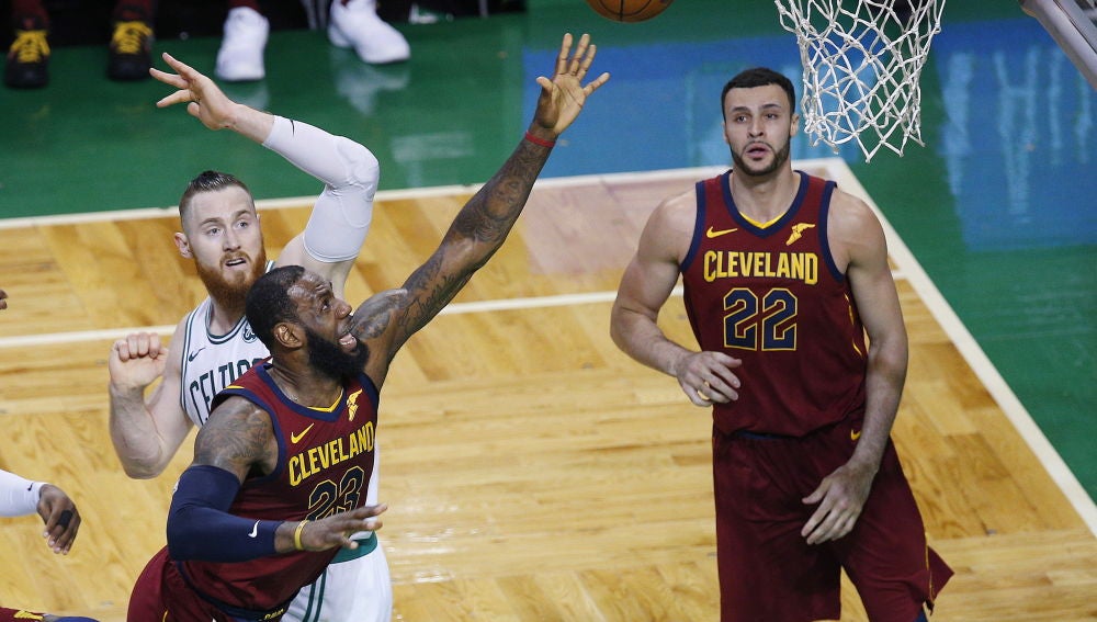 LeBron James pelea por un balón ante los Celtics