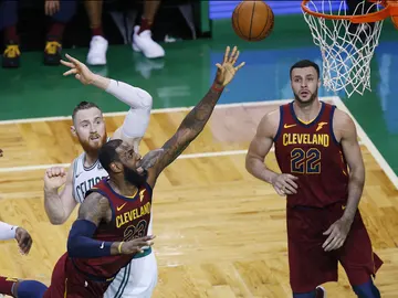 LeBron James pelea por un balón ante los Celtics LeBron James pelea por un balón ante los Celtics