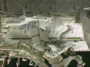 Dos astronautas de la NASA realizan una caminata espacial Dos astronautas de la NASA realizan una caminata espacial