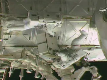 Dos astronautas de la NASA realizan una caminata espacial Dos astronautas de la NASA realizan una caminata espacial