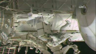 Dos astronautas de la NASA realizan una caminata espacial 