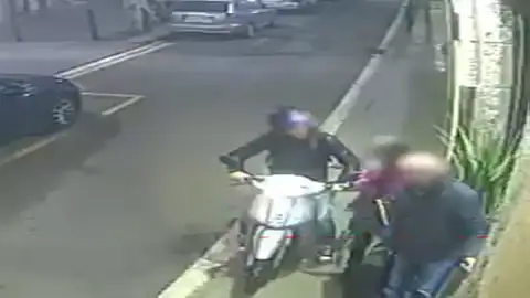 Detenido por robar con "el método del tirón" a varias personas en Barcelona Detenido por robar con "el método del tirón" a varias personas en Barcelona