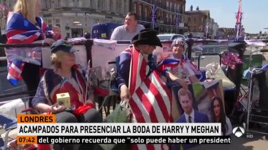 Decenas de personas acampan en las inmediaciones de la capilla de San Jorge para presencia la boda del príncipe Harry y Meghan Markle