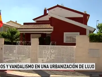 Vecinos denuncian robos y vandalismo en una urbanización de lujo en Murcia Vecinos denuncian robos y vandalismo en una urbanización de lujo en Murcia