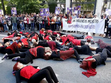 Una performance realizada durante la manifestación convocada esta tarde en Granada Una performance realizada durante la manifestación convocada esta tarde en Granada