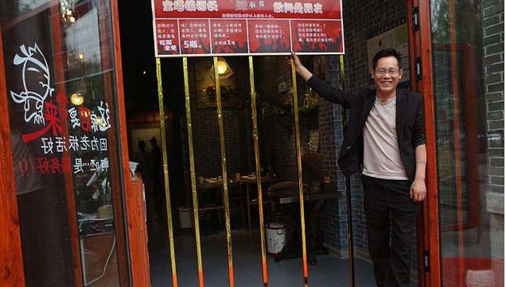 El dueño del restaurante en la puerta