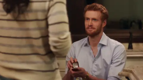 La Reina Isabel II autoriza la boda de Harry y Meghan y el compromiso se sella con un anillo homenaje a Lady Di La Reina Isabel II autoriza la boda de Harry y Meghan y el compromiso se sella con un anillo homenaje a Lady Di