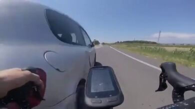 Los Mossos difunden un vídeo para localizar al conductor de un vehículo que cometió una imprudencia con un ciclista
