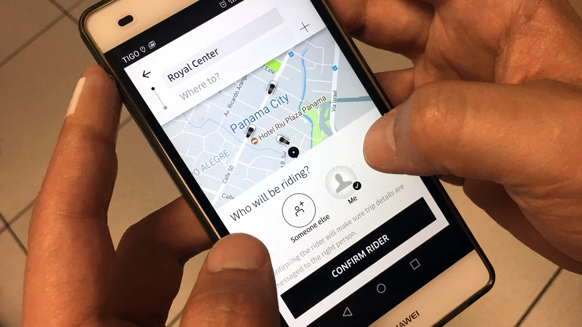 Un usuario de Uber utiliza un teléfono móvil. Un usuario de Uber utiliza un teléfono móvil.