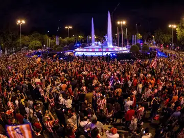Aficionados del Atlético de Madrid celebran la Europa League en Neptuno Aficionados del Atlético de Madrid celebran la Europa League en Neptuno