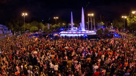 Aficionados del Atlético de Madrid celebran la Europa League en Neptuno Aficionados del Atlético de Madrid celebran la Europa League en Neptuno