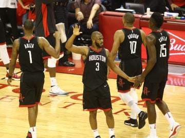 Los jugadores de los Rockets, durante le segundo partido de la serie ante los Warriors