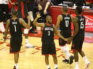 Los jugadores de los Rockets, durante le segundo partido de la serie ante los Warriors Los jugadores de los Rockets, durante le segundo partido de la serie ante los Warriors