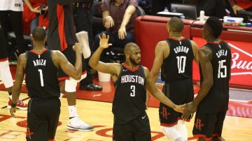 Los jugadores de los Rockets, durante le segundo partido de la serie ante los Warriors