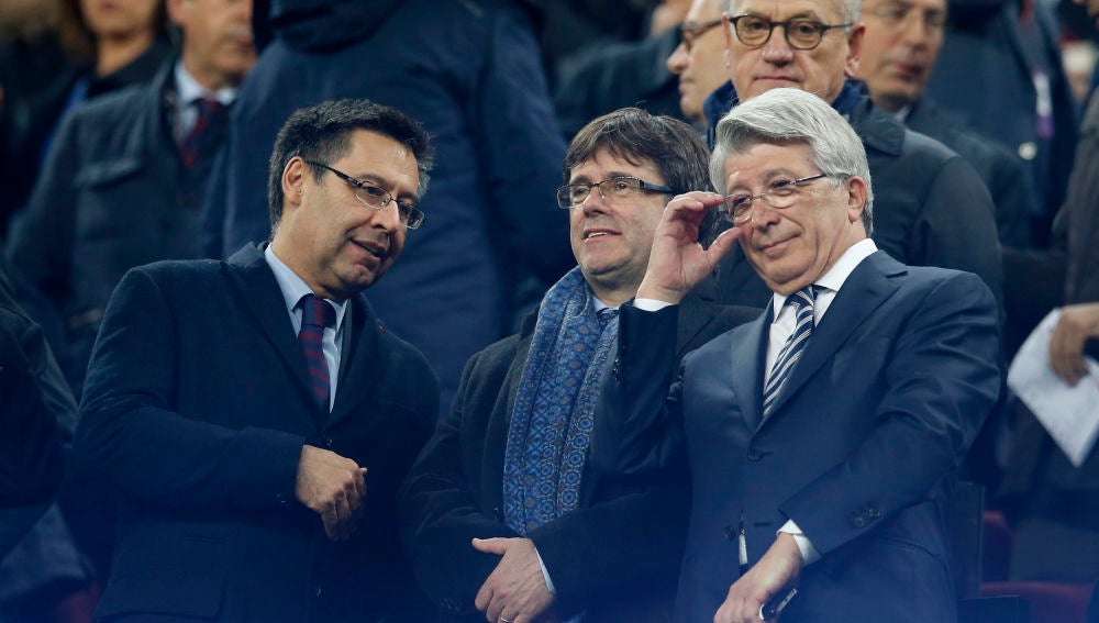 Bartomeu, Puigdemont y Enrique Cerezo, en el palco del Camp Nou