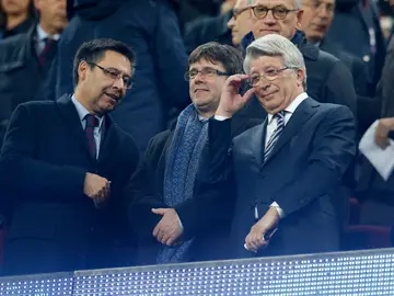 Bartomeu, Puigdemont y Enrique Cerezo, en el palco del Camp Nou Bartomeu, Puigdemont y Enrique Cerezo, en el palco del Camp Nou