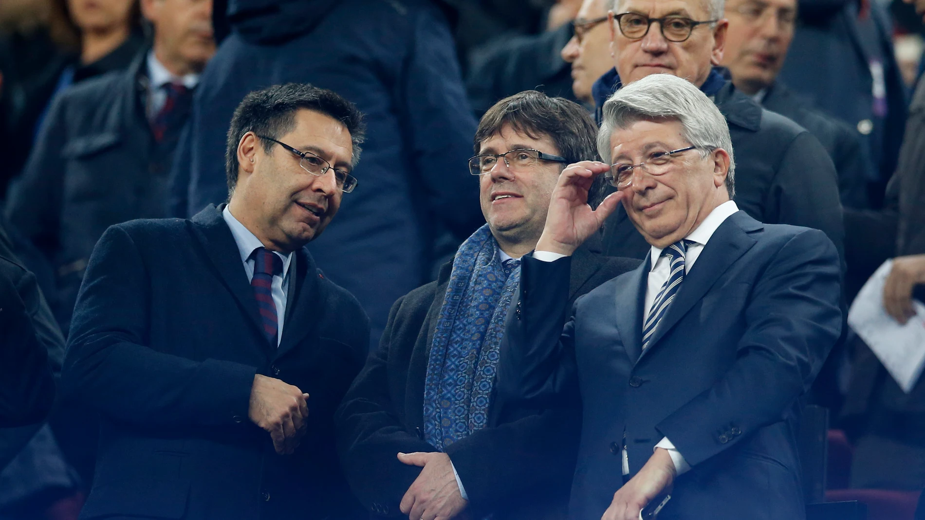 Bartomeu, Puigdemont y Enrique Cerezo, en el palco del Camp Nou Bartomeu, Puigdemont y Enrique Cerezo, en el palco del Camp Nou