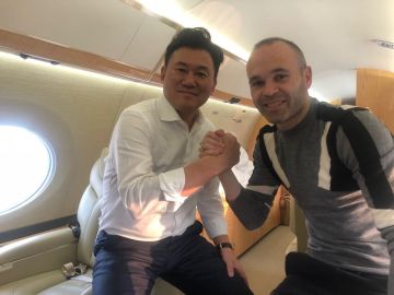 Andrés Iniesta, en el avión con Mikitani, el dueño de Rakuten