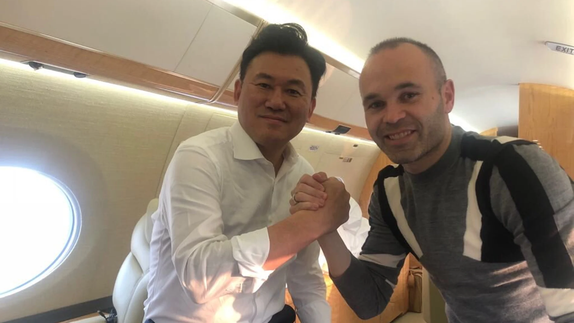 Andrés Iniesta, en el avión con Mikitani, el dueño de Rakuten Andrés Iniesta, en el avión con Mikitani, el dueño de Rakuten