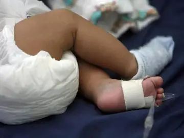 Un bebé recién nacido Un bebé recién nacido