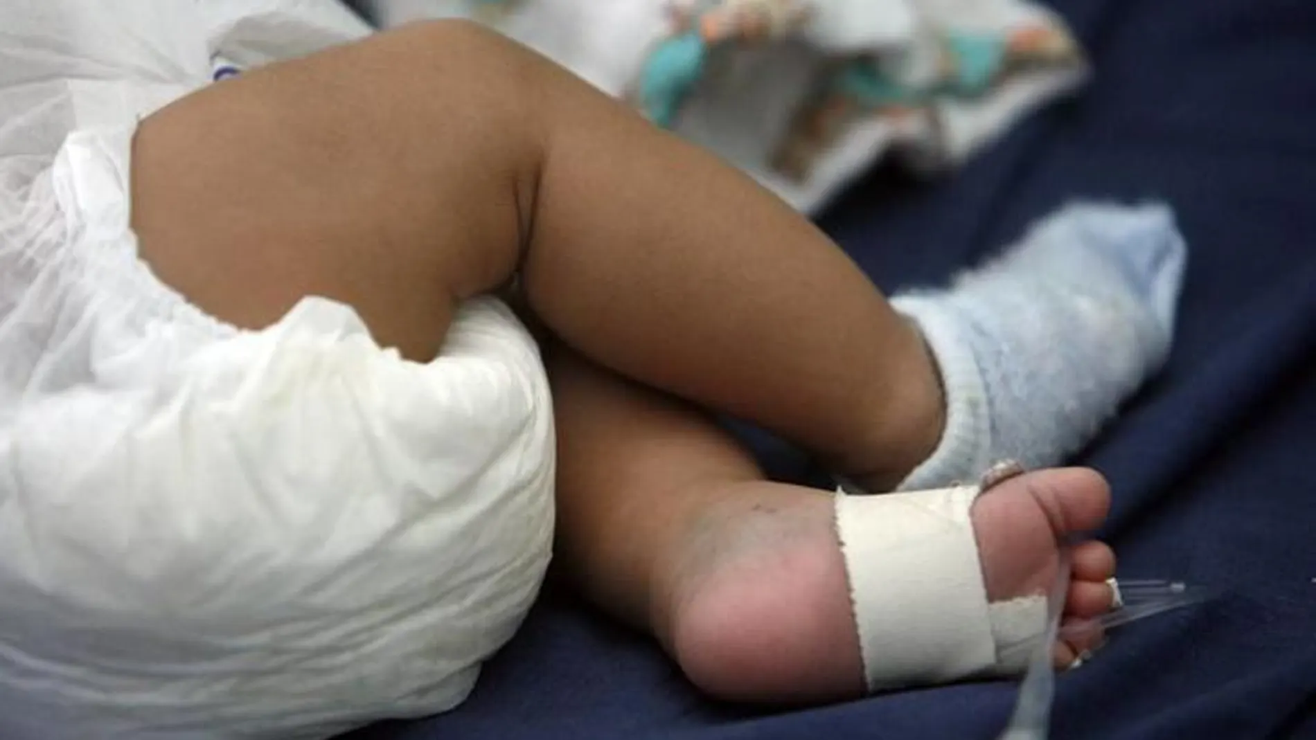 Un bebé recién nacido Un bebé recién nacido
