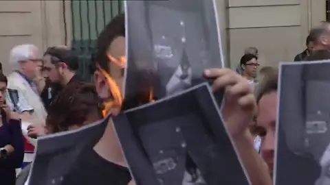 Queman imágenes del Rey en una de las concentraciones de apoyo a Valtonyc Queman imágenes del Rey en una de las concentraciones de apoyo a Valtonyc