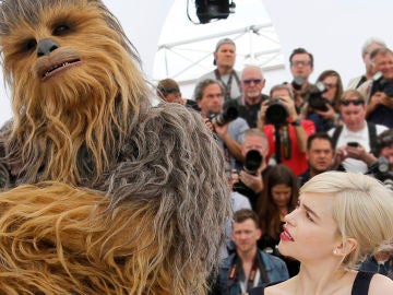 Chewbacca y Emilia Clarke en Cannes