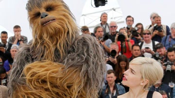 Chewbacca y Emilia Clarke en Cannes