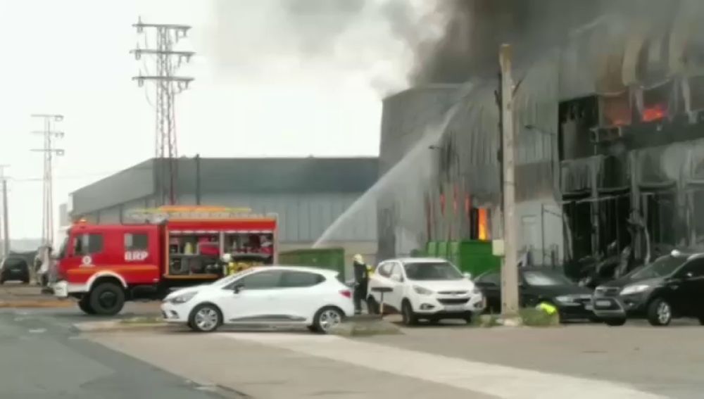 Espectacular incendio en una nave industrial de Alcalá de Guadaíra