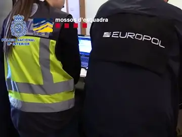 Cae una "multinacional del fraude" que estafó ocho millones con ingeniería social y detienen a 33 personas Cae una "multinacional del fraude" que estafó ocho millones con ingeniería social y detienen a 33 personas