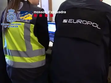 Cae una "multinacional del fraude" que estafó ocho millones con ingeniería social y detienen a 33 personas Cae una "multinacional del fraude" que estafó ocho millones con ingeniería social y detienen a 33 personas