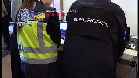Cae una "multinacional del fraude" que estafó ocho millones con ingeniería social y detienen a 33 personas Cae una "multinacional del fraude" que estafó ocho millones con ingeniería social y detienen a 33 personas