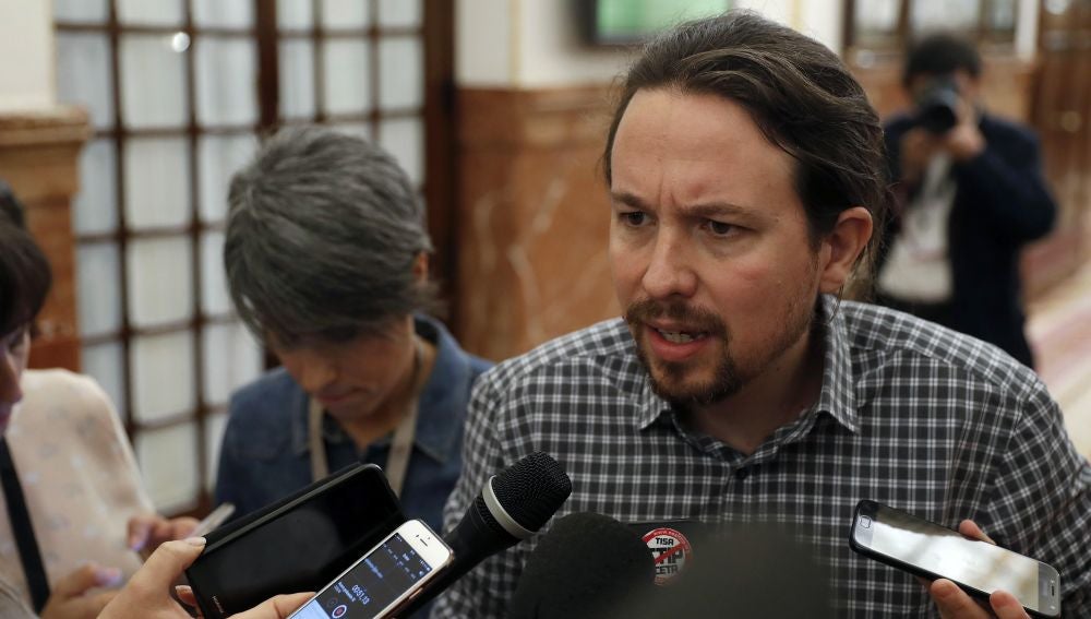 El líder de Podemos, Pablo Iglesias, atiende a los medios
