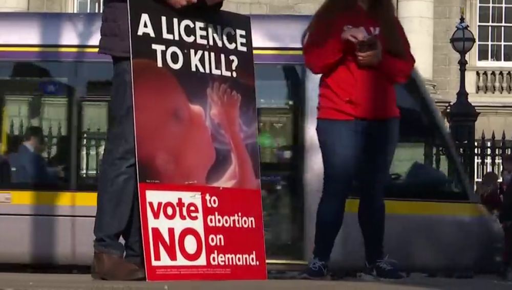 Irlanda votará si suaviza una ley que lleva a las mujeres a abortar fuera