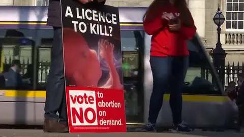 Irlanda votará si suaviza una ley que lleva a las mujeres a abortar fuera Irlanda votará si suaviza una ley que lleva a las mujeres a abortar fuera