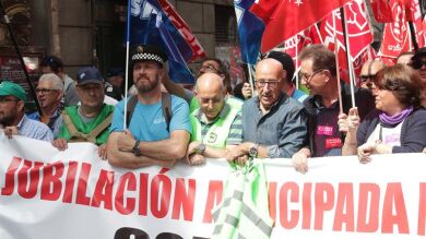 Miles de policías locales de toda España se manifiestan en Madrid para reclamar la jubilación a los 59 años