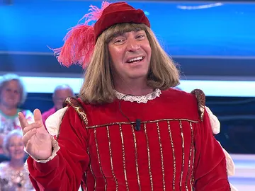 Arturo Valls desata las risas al descubrir un invento de su traje de juglar Arturo Valls desata las risas al descubrir un invento de su traje de juglar