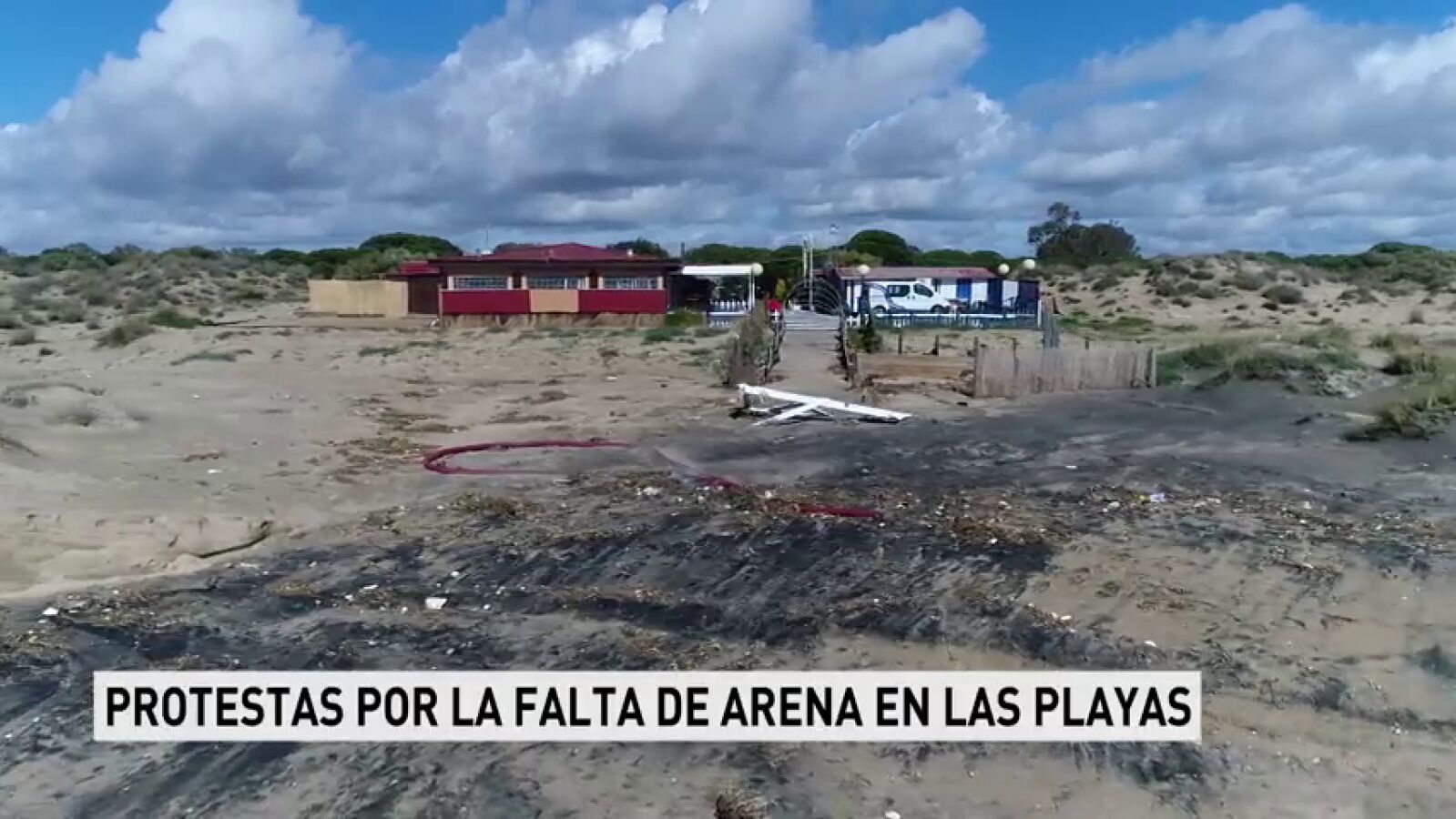 Los vecinos de Mazagón protestan por la falta de arena en sus playas debido a los temporales