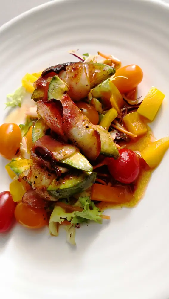 Ensalada de aguacate y bacon