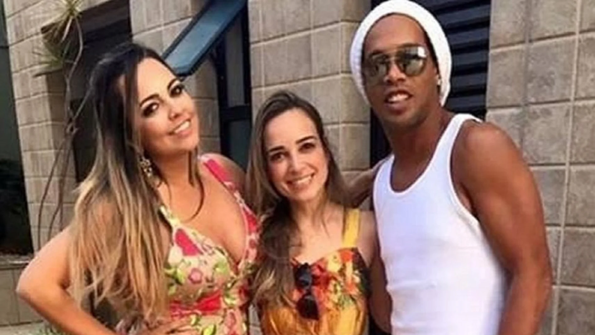 Ronaldinho se casará con dos mujeres al mismo tiempo, según un diario de Brasil Ronaldinho se casará con dos mujeres al mismo tiempo, según un diario de Brasil
