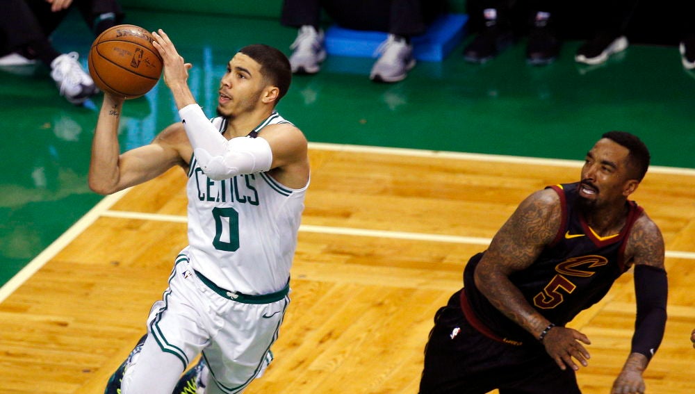 Jayson Tatum encesta ante el escolta JR Smith