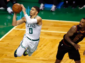 Jayson Tatum encesta ante el escolta JR Smith Jayson Tatum encesta ante el escolta JR Smith