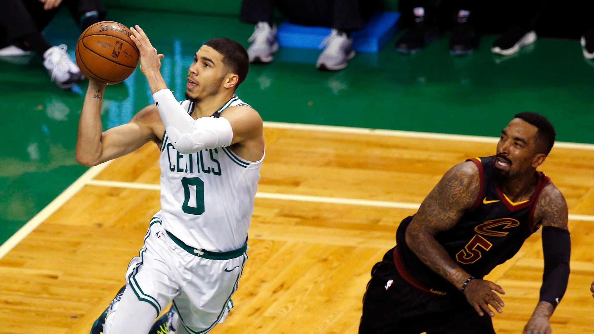 Jayson Tatum encesta ante el escolta JR Smith Jayson Tatum encesta ante el escolta JR Smith