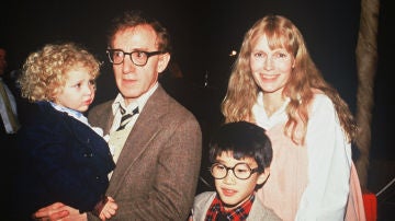 De izquierda a derecha, Dylan Farrow, Woody Allen, Moses Farrow y Mia Farrow