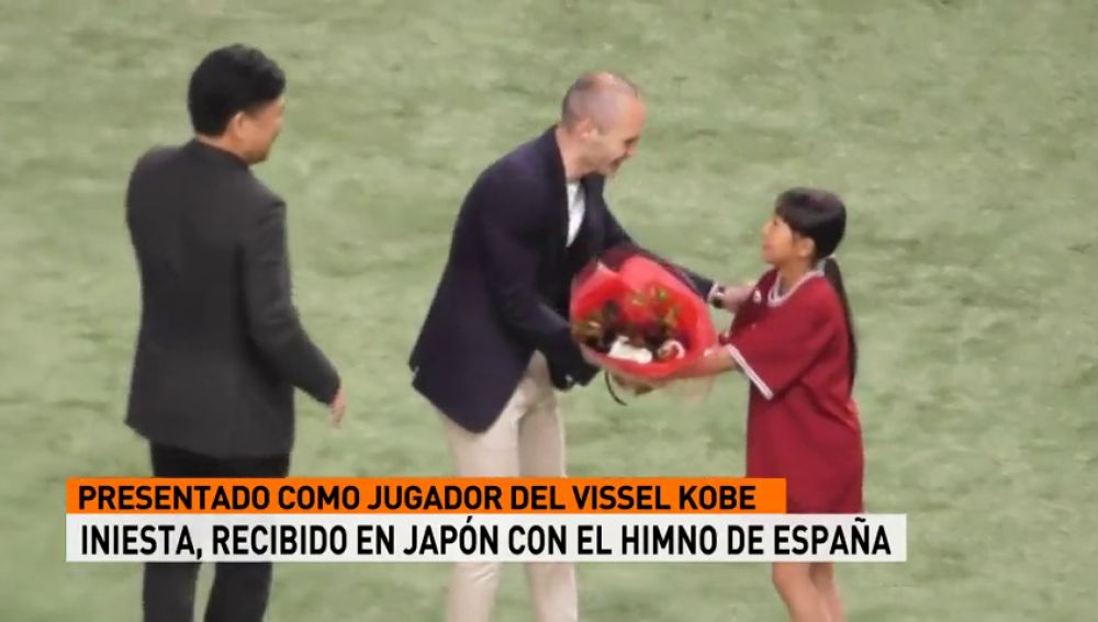 Andrés Iniesta, recibido con el himno de España en Japón
