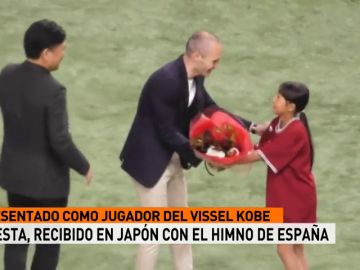 Andrés Iniesta, recibido con el himno de España en Japón