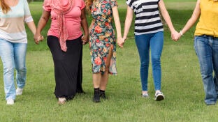 Grupo de mujeres caminando