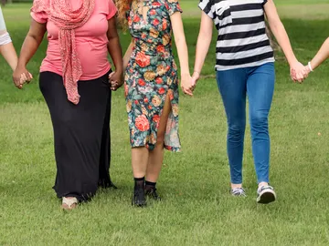 Grupo de mujeres caminando Grupo de mujeres caminando