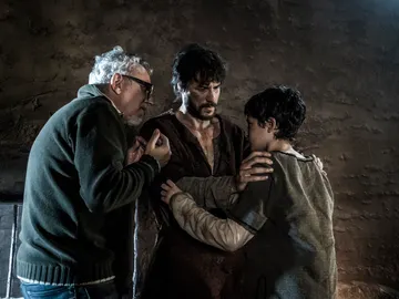 Daniel Grao y Jordi Frades ayudando a Hugo Arbués en el rodaje Daniel Grao y Jordi Frades ayudando a Hugo Arbués en el rodaje